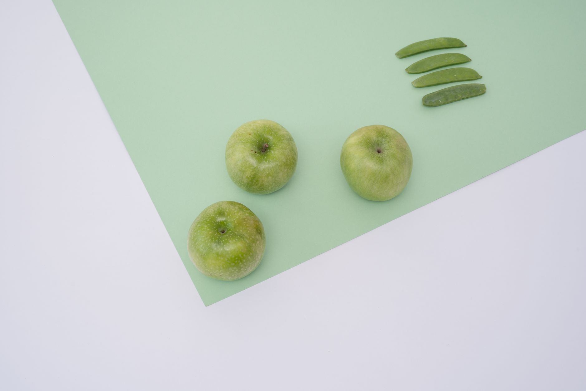 カリウムを多く含む野菜や果物(豆やりんごなど)を並べた、明るい色合いの食材写真