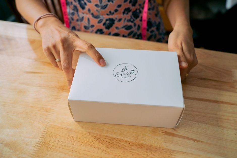 製品パッケージの表示を手で確認している様子、贈る前のチェック(顔なし)