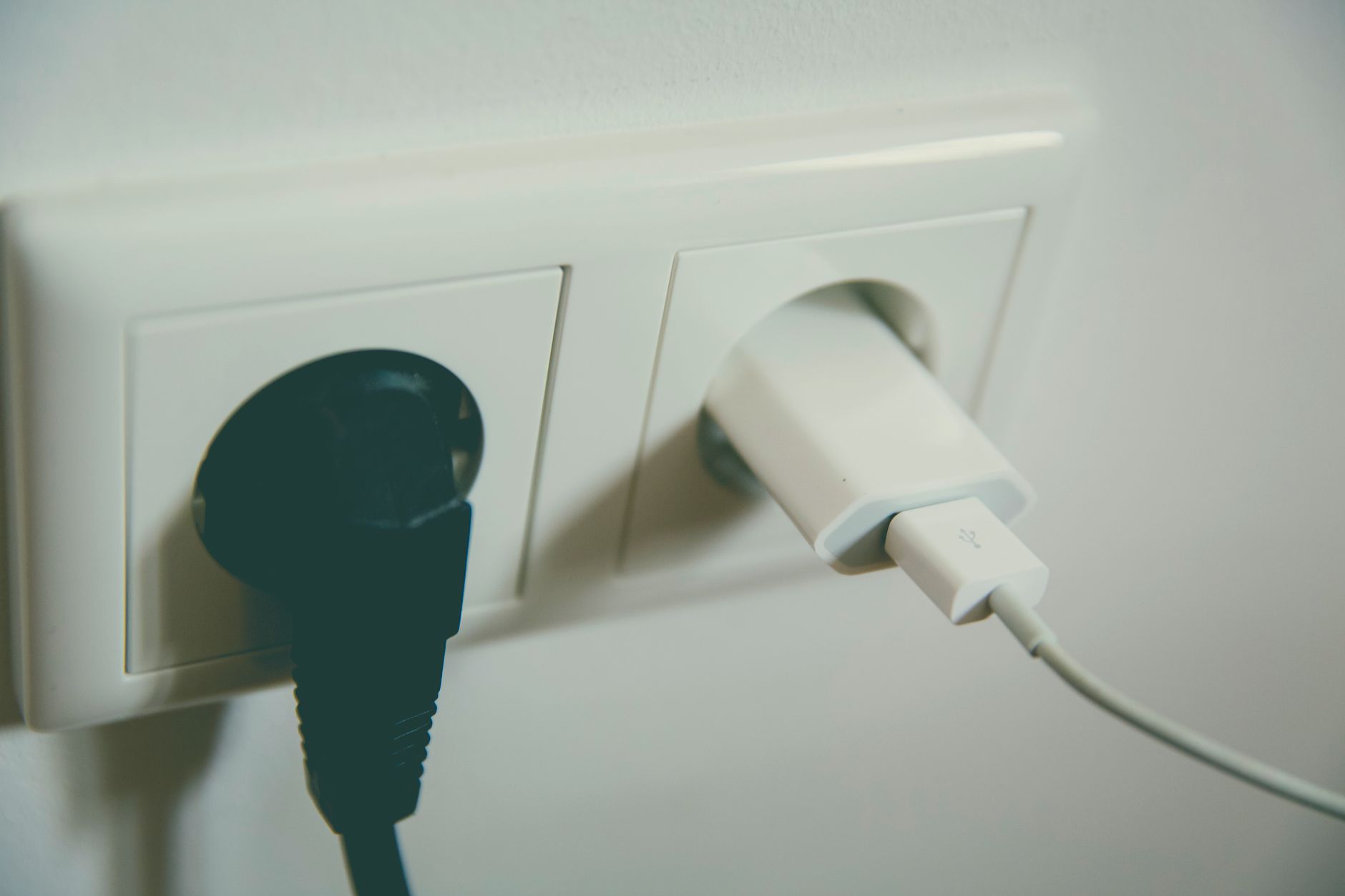 掃除の前にエアコンの電源プラグをコンセントから抜くようすのアップ
