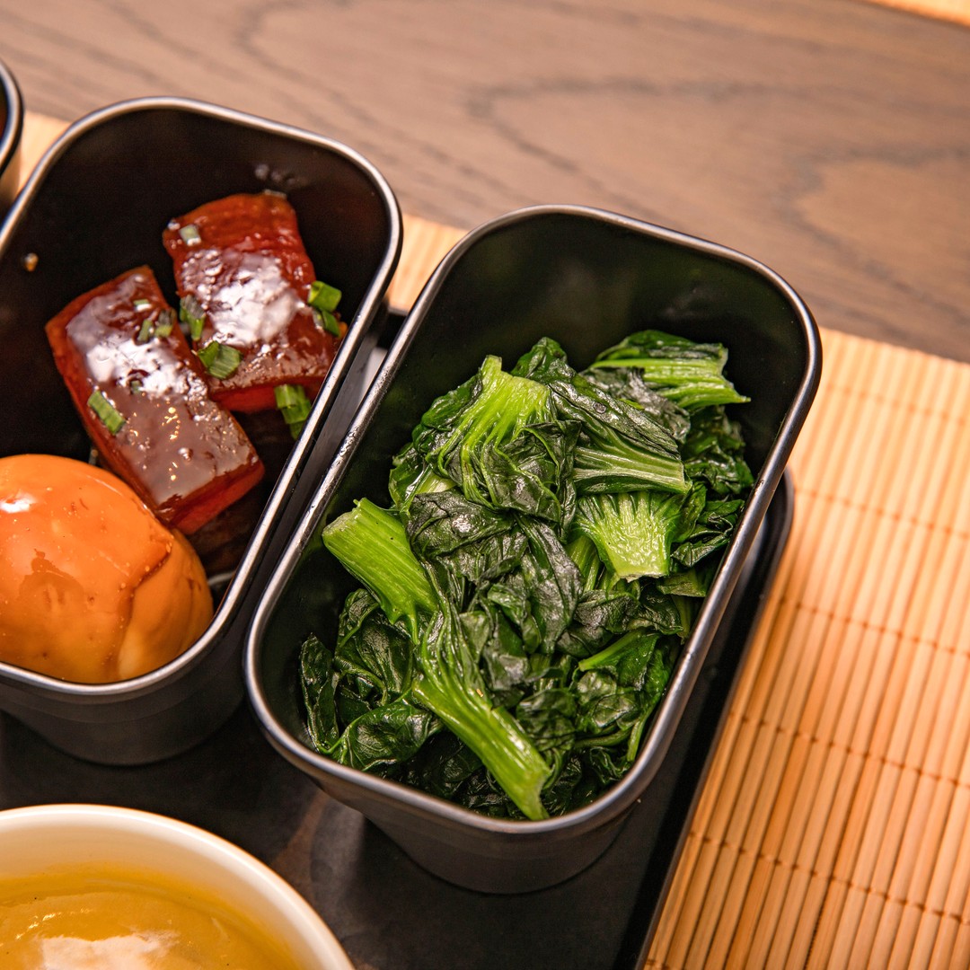 豆腐と青菜のおひたし、汁物が並んだ和食の一膳