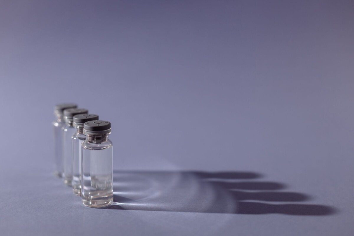유리 병에 담긴 HPV 백신 바이알 네 병