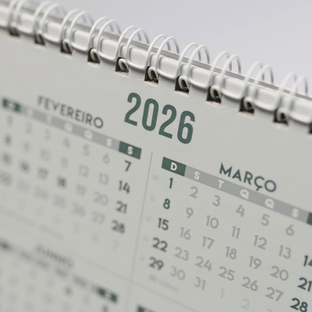 접종 일정을 적어두는 데 쓰는 2026년 탁상 달력의 날짜 칸 클로즈업