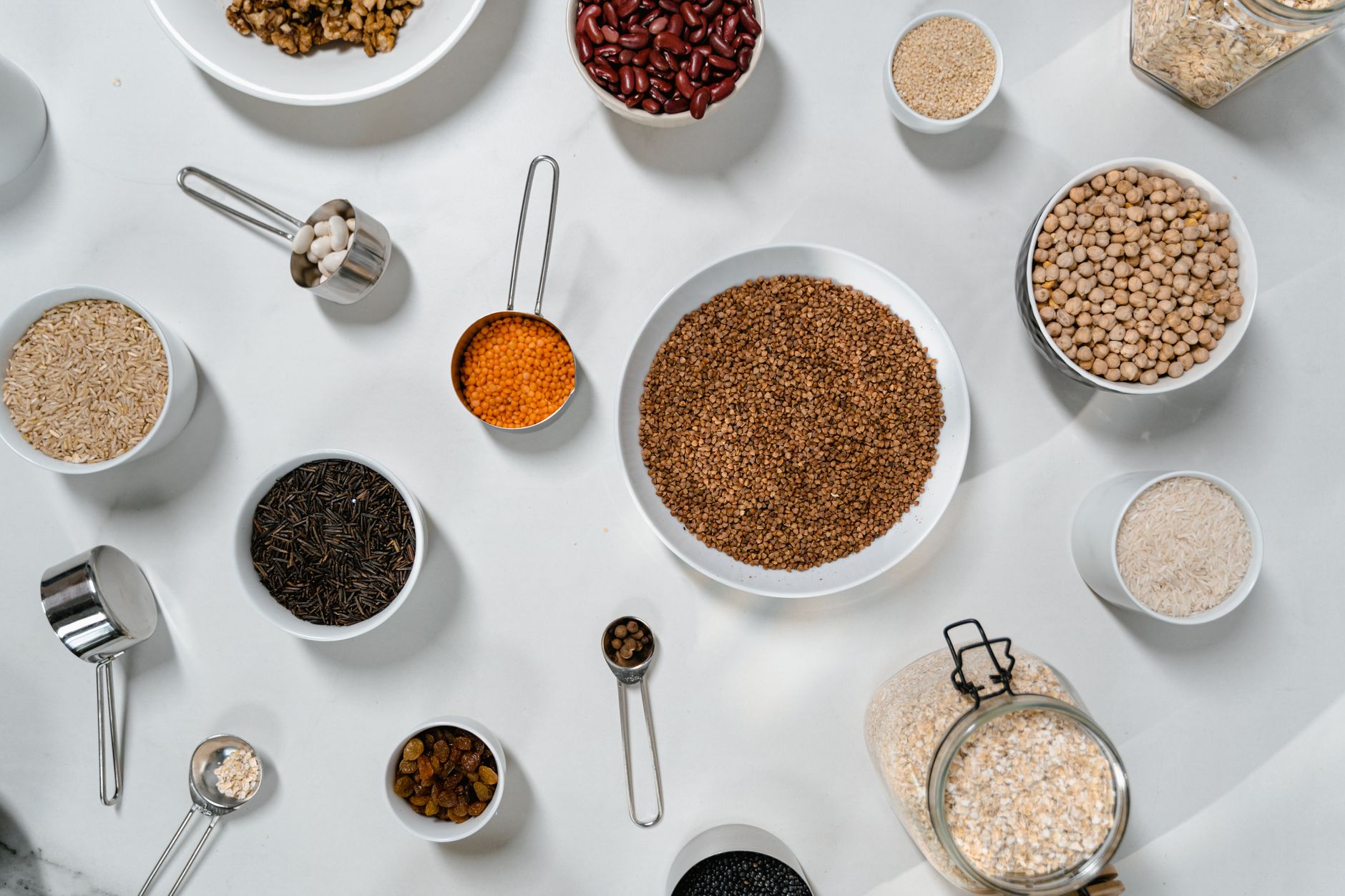 A balanced low-glycemic plate with whole grains, leafy greens, legumes and lean protein