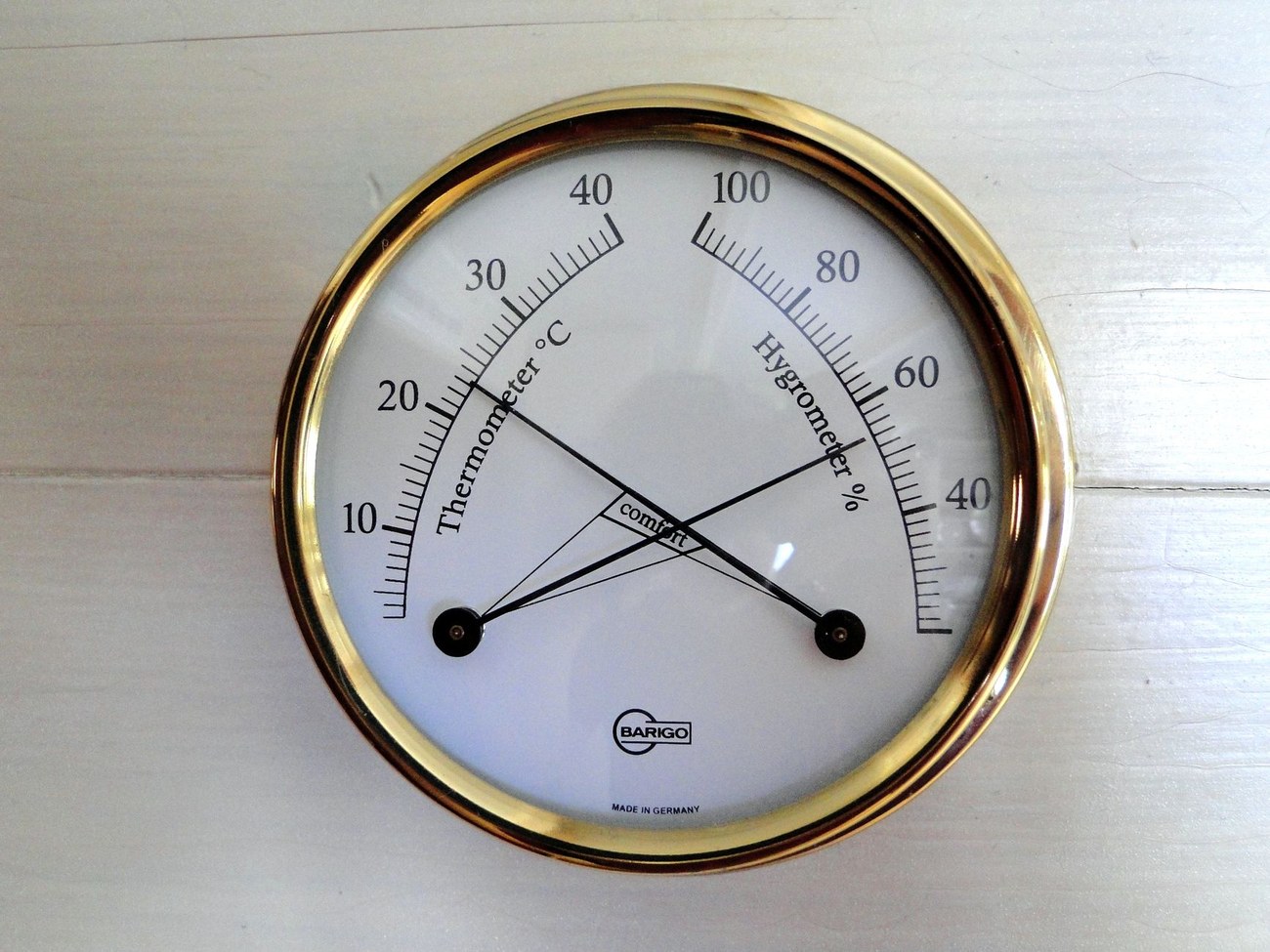 Analog hygrometer and thermometer with a marked comfort zone, an easy way to keep indoor humidity in the healthy 30 to 50 percent range